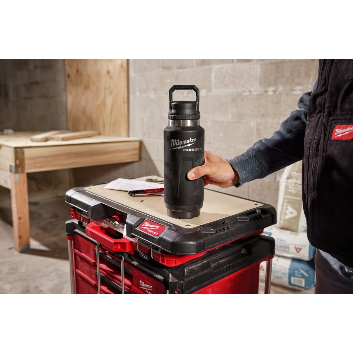 PACKOUT 36oz Insulated Bottle kèm Chug Lid 48-22-8397B